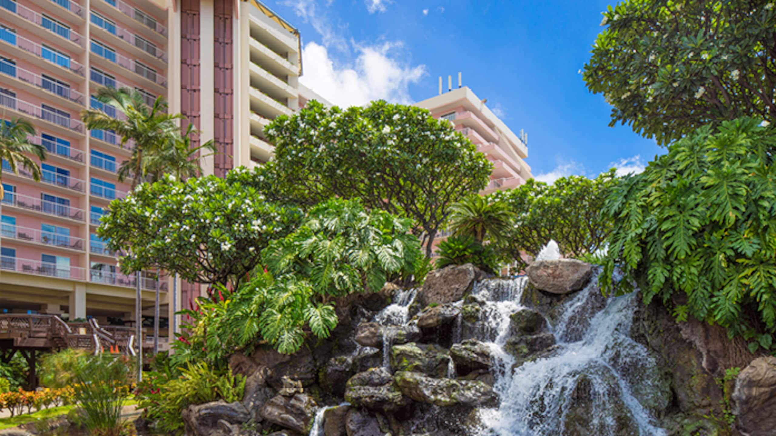 Hotel in Lahaina · ★4.86 · 1 bedroom · 2 beds · 1 shared bath - Image 4
