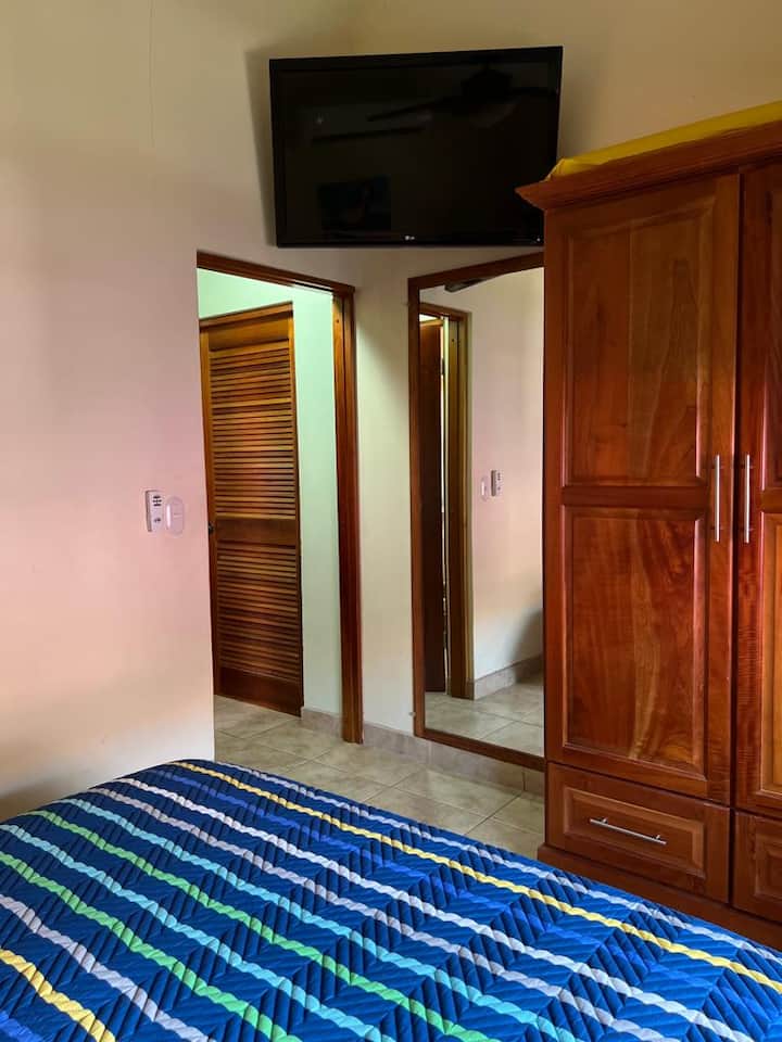 מיטת קווין סייז עם טלוויזיה/Roku