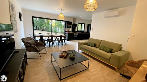 3 bedroom house - Air conditioning - 2 bathrooms - Parking