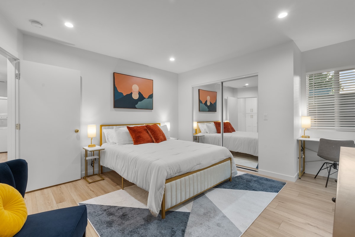 宽敞的主卧套房配有舒适的标准双人床和宽敞的衣柜空间，可放置您的所有物品。