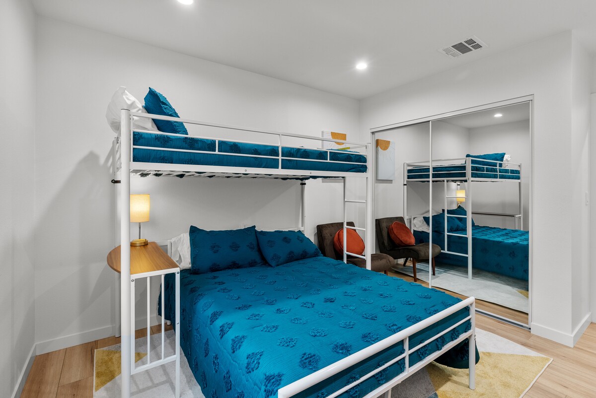 客房可供1至3人入住，配有一张双人上下铺床。