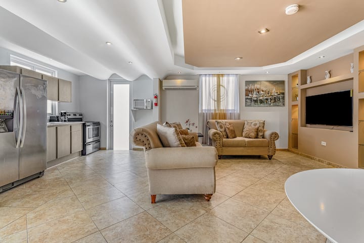 WOHNZIMMER MIT 60-ZOLL-FERNSEHER