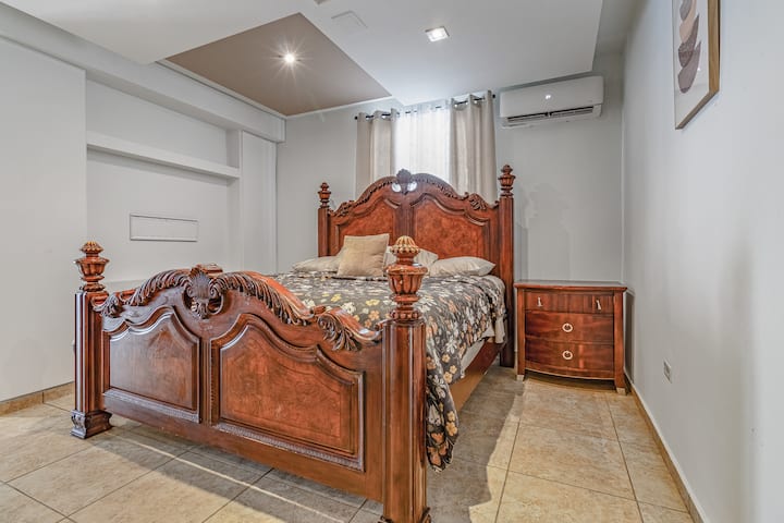 SCHLAFZIMMER #1 KINGSIZE-BETT UND KLIMAANLAGE