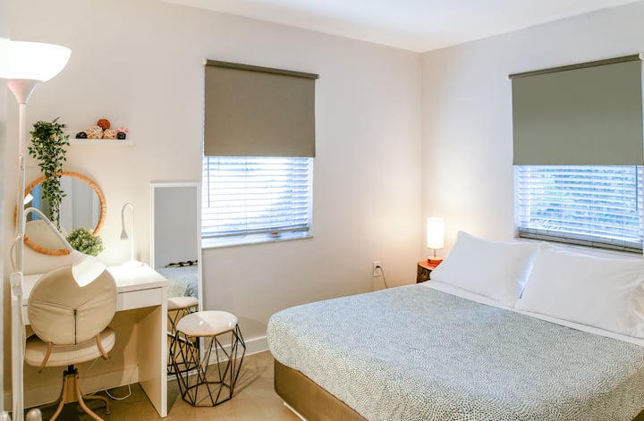 Escritorio DEL DORMITORIO PRINCIPAL

y cama tamaño queen