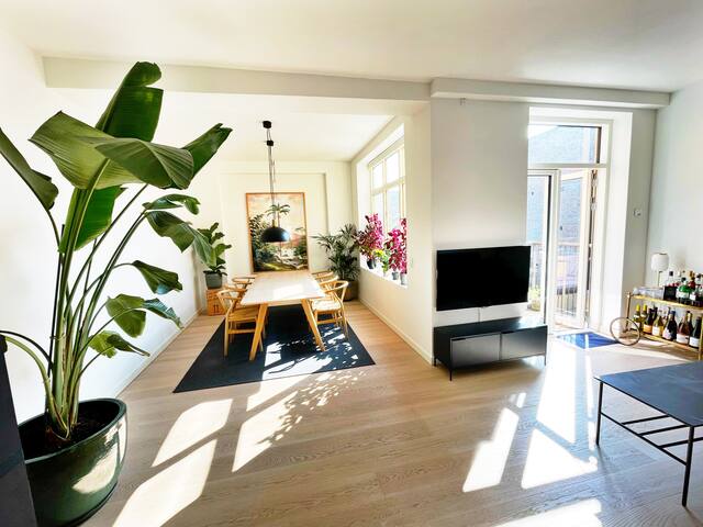 Condo by the lakes w 2 balconies & rooftop terrace