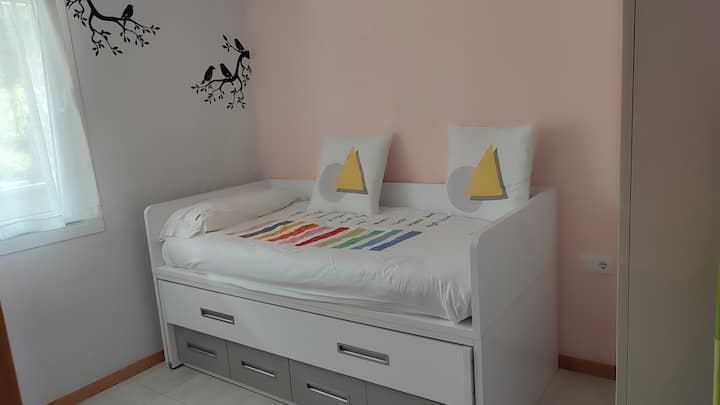 Habitación con 2 camas de 90 y armario hasta el techo