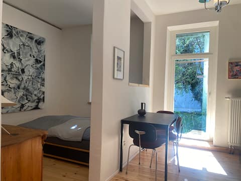 Top Airbnb: Quiet granny apartment. in Neustadt Neuschönefeld