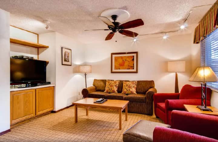 منطقة معيشة جميلة وواسعة مع أريكة نوم مريحة وغرفة للتسكع والاسترخاء