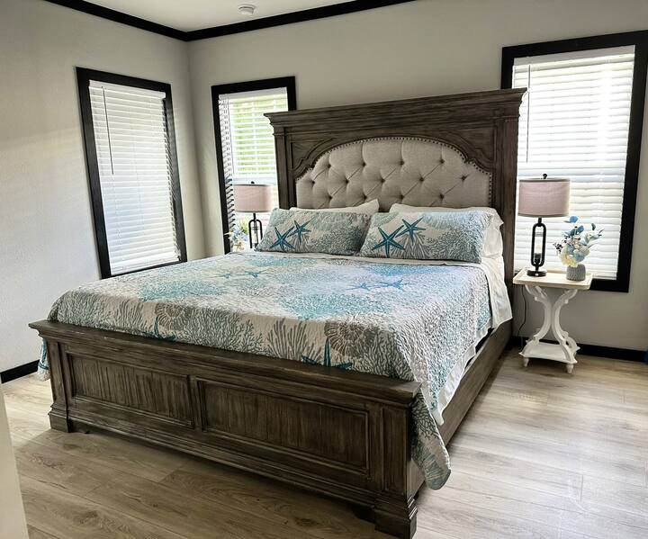 Chumba cha kulala chenye nafasi kubwa chenye bafu kamili. Taulo, jeli ya kuogea na shampuu hutolewa.