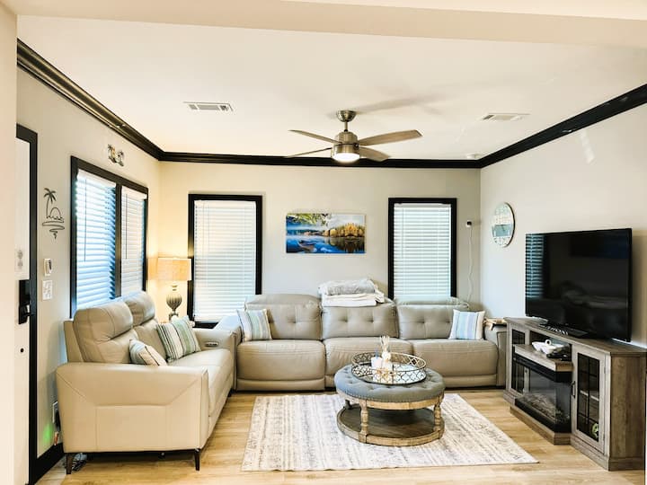 Godoro moja la kuvuta linaweza kutumika kwa ajili ya kulala zaidi. Kochi pia lina starehe sana kwa ajili ya kulala zaidi. Sofa na kiti cha kupendeza.