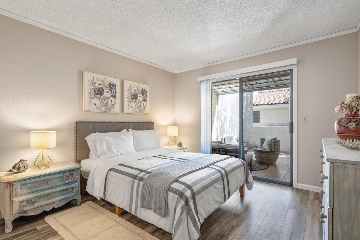 Komoda sa šest ladica pruža dovoljno prostora za odlaganje, dok mala klupa daje ugodnu notu. Klizna vrata vode izravno na terasu i pružaju jednostavan vanjski pristup iz prostorije.