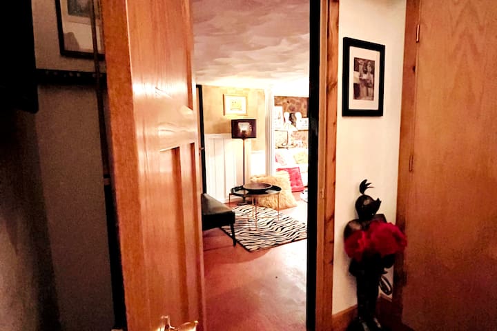 Doorway into lounge and bedroom.