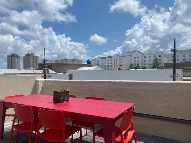 2 king beds in private townhouse