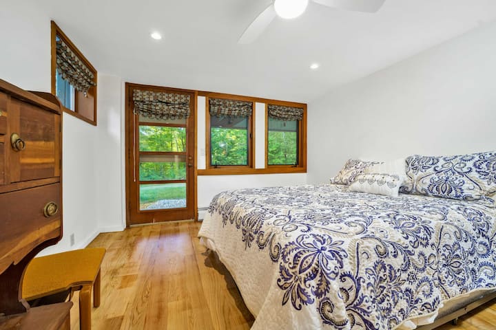 Downstairs northwest bedroom.