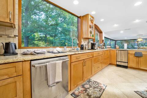 18 Acre Farm - Pickleball, Pond, Outdoor Kitchen