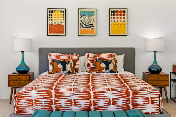 Casita (dormitorio 4) - Entrada privada. Equipada con cama king y dos camas individuales. Baño privado y unidad de aire acondicionado independiente.