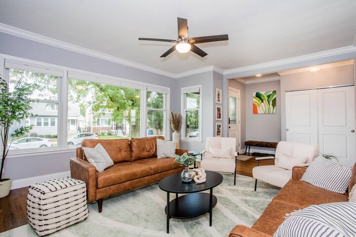 Lovely 6 Bd Retreat w/ Game Room, Back Deck & Bar