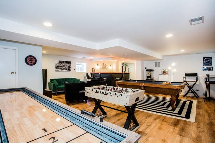 Lovely 6 Bd Retreat w/ Game Room, Back Deck & Bar gallery image 2