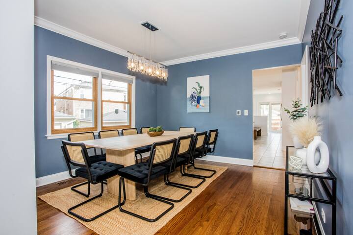 Lovely 6 Bd Retreat w/ Game Room, Back Deck & Bar gallery image 5