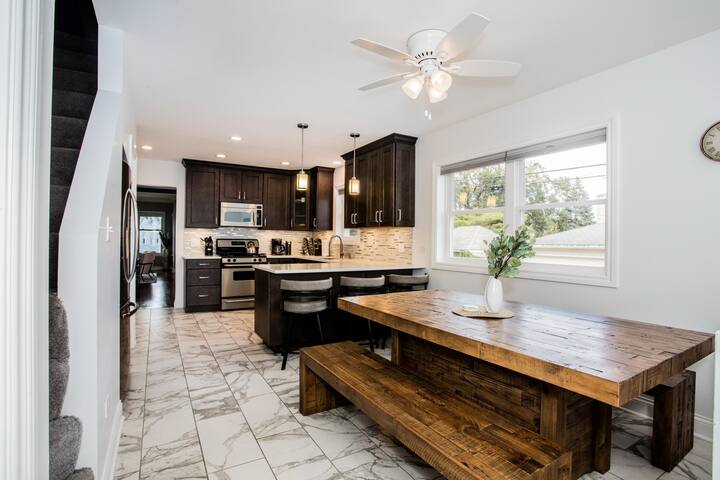 Lovely 6 Bd Retreat w/ Game Room, Back Deck & Bar gallery image 4