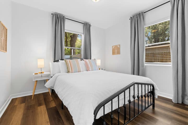 חדר שינה שני, עם מיטת קווין סייז, שתי שידות לילה, טלוויזיה 43אינץ 'וילונות האפלה. בנוסף, אנחנו מציעים ארון עם מתלה מזוודות לנוחיותכם. 