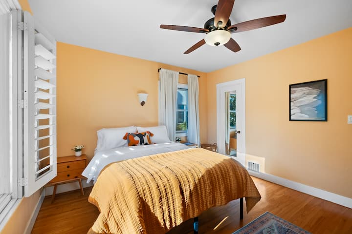 Prvi kat. Bračni krevet (širok 150-179 cm). 4 jastuka za spavanje. 1 ukrasni jastuk. 1 debeli pokrivač. 2 noćna ormarića. Cijeli ormar s vješalicama i stalkom za prtljagu. Pack n Play na zahtjev. 