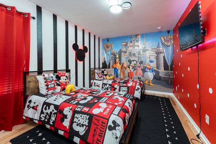  Hyr në magjinë e dhomës sonë me tematikë Mickey Mouse! Me 2 krevate dopio të rehatshëm, dekor shumëngjyrësh Disney dhe art argëtues në mur, është hapësira e përkryer që fëmijët të ëndërrojnë shumë dhe të shijojnë një qëndrim argëtues dhe të paharrueshëm.