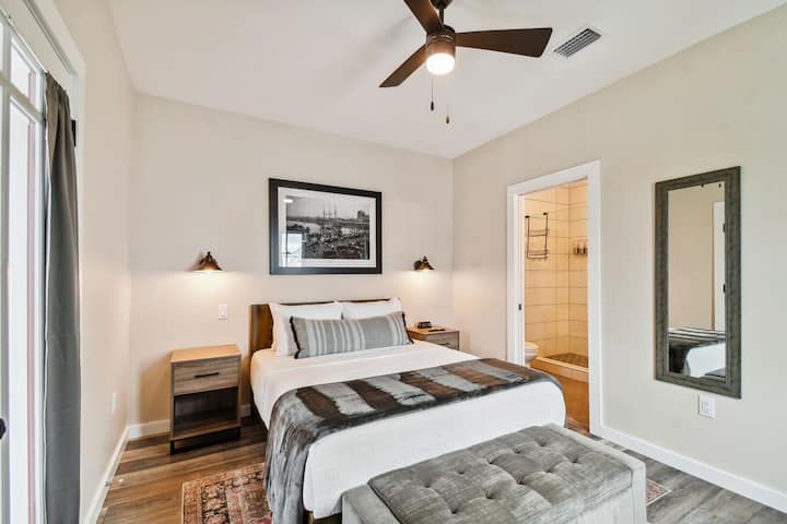 ห้องนอนกว้างขวางพร้อมการออกแบบที่พิถีพิถันและบรรยากาศที่สงบและเป็นกันเอง