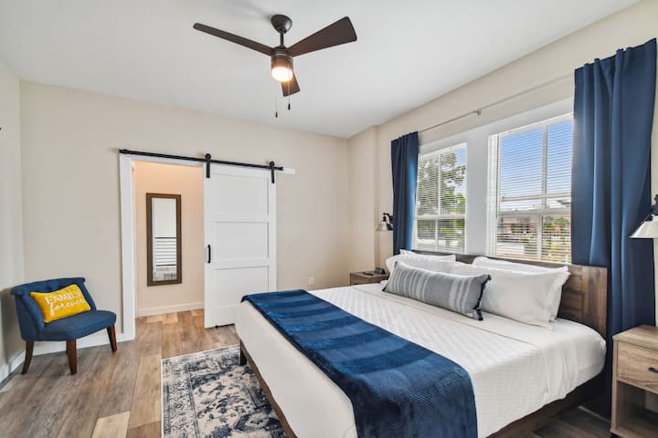 ห้องนอนกว้างขวางพร้อมการออกแบบที่พิถีพิถันและบรรยากาศที่สงบและเป็นกันเอง