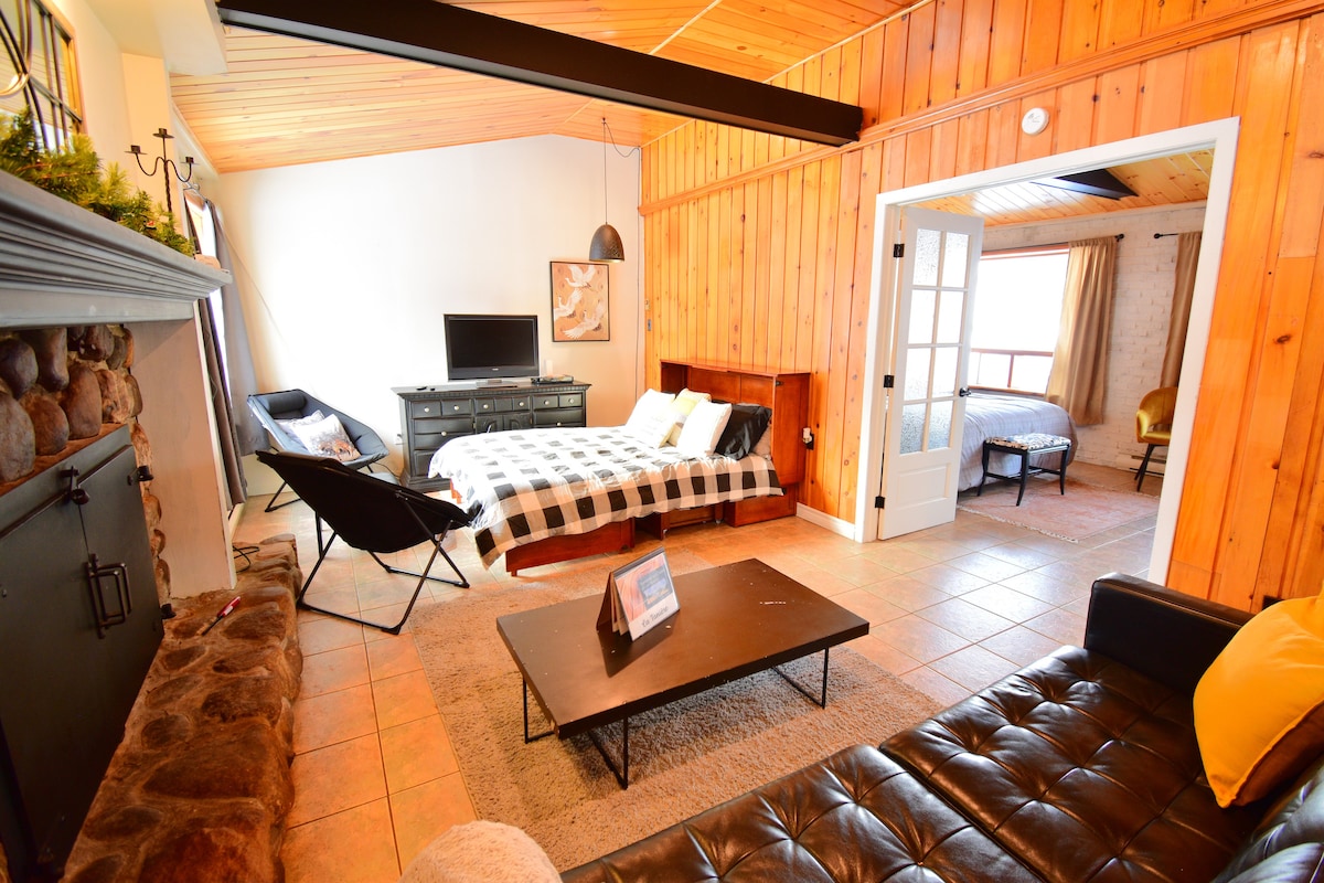 Კარადის საწოლი ხელმისაწვდომია მისაღებ ოთახში