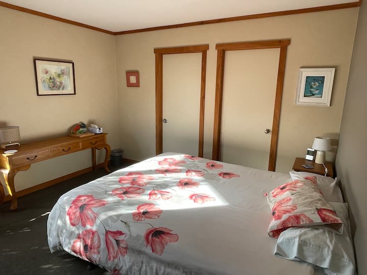 Hermosa habitación con baño privado.