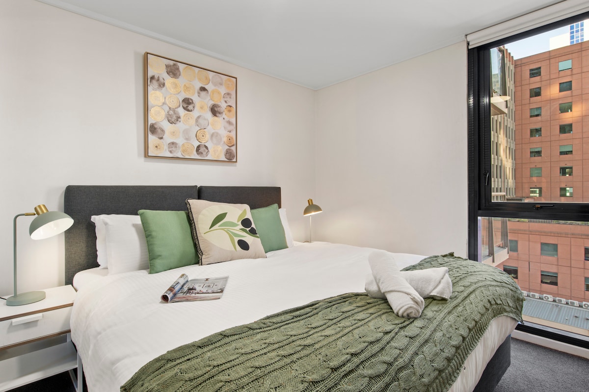 Chumba cha kulala cha pili cha kupendeza kilicho na kitanda cha malkia, meza za kando ya kitanda na mwonekano kutoka kwenye dirisha