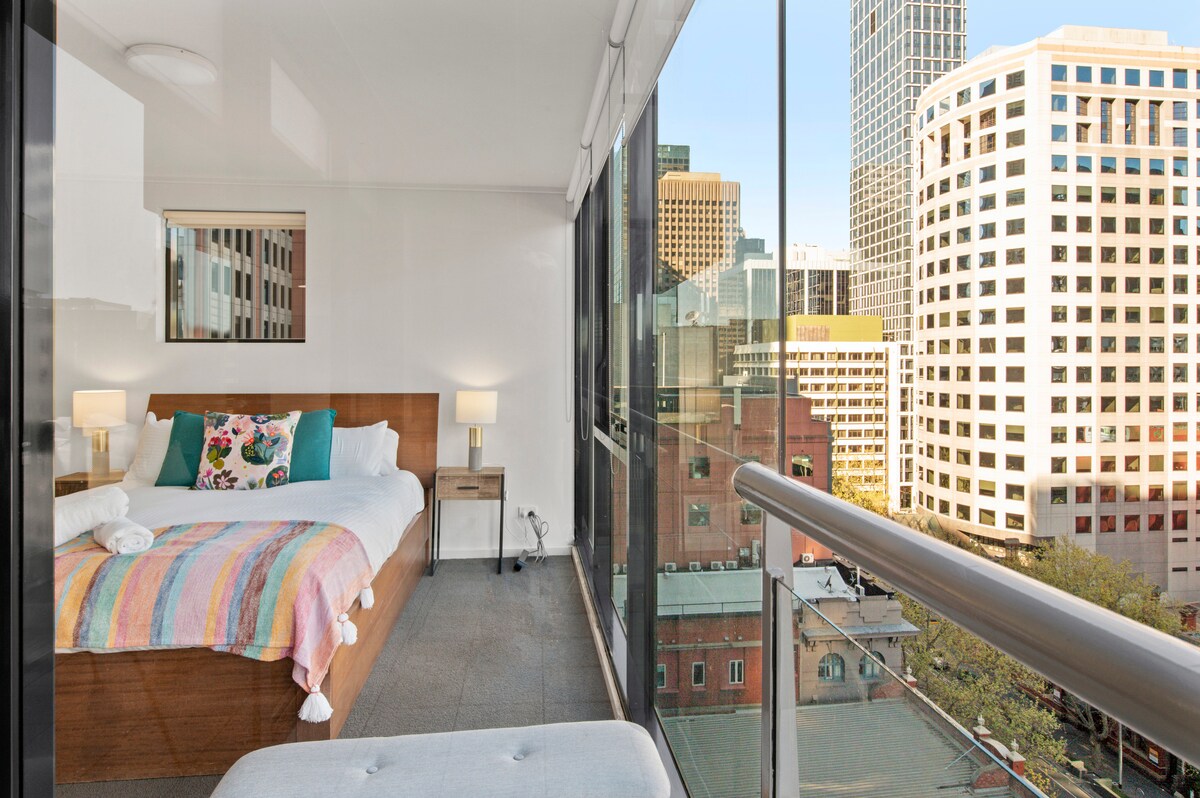 Chumba kikuu cha kulala kinaonekana kutoka kwenye roshani