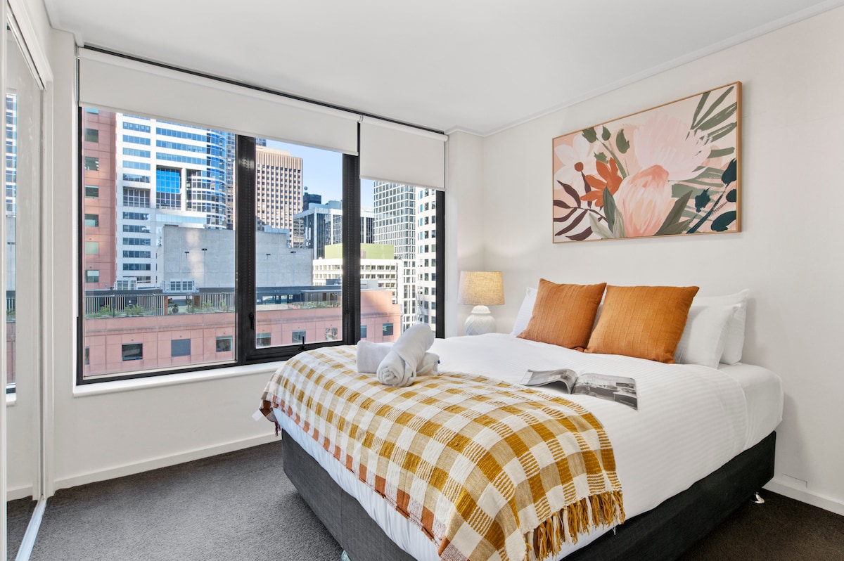 Chumba cha kulala cha tatu chenye furaha na kitanda cha malkia na madirisha makubwa