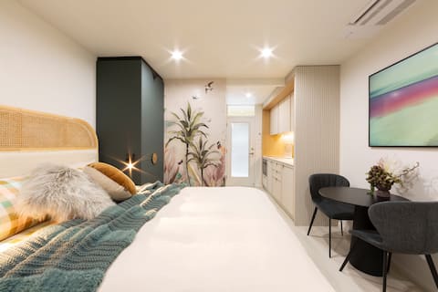Top Airbnb: Lovely Tiny Luxury Studio Apartment in Canberra