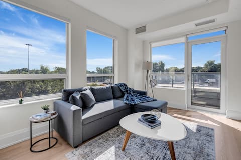 2 Bedroom Condo in North Toronto w/ Hot Tub & Gym!