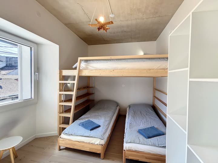 Საბავშვო ოთახს აქვს თანამედროვე, დაცული და ადვილად მისადგომი ანტრესოლი.

Საცხოვრებლის ვიდეო:
https://youtu.be/IOSyzZLUJtw?si=n4qYOSgD1sd_SDXj