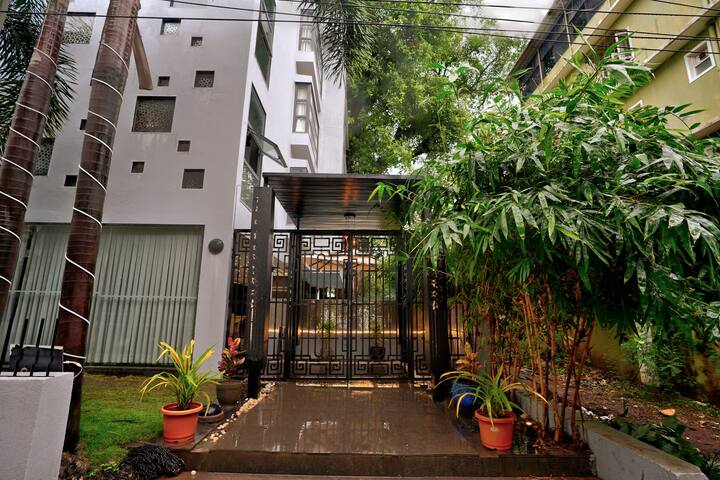 Front view of our property, your Penthouse is on top floor with elevator access.