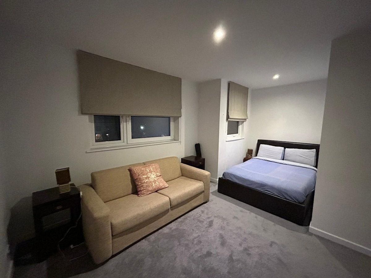 Veľká izba na najvyššom poschodí - manželská posteľ (veľká manželská posteľ 135 cm) a rozkladacia pohovka (tiež 135 cm). 