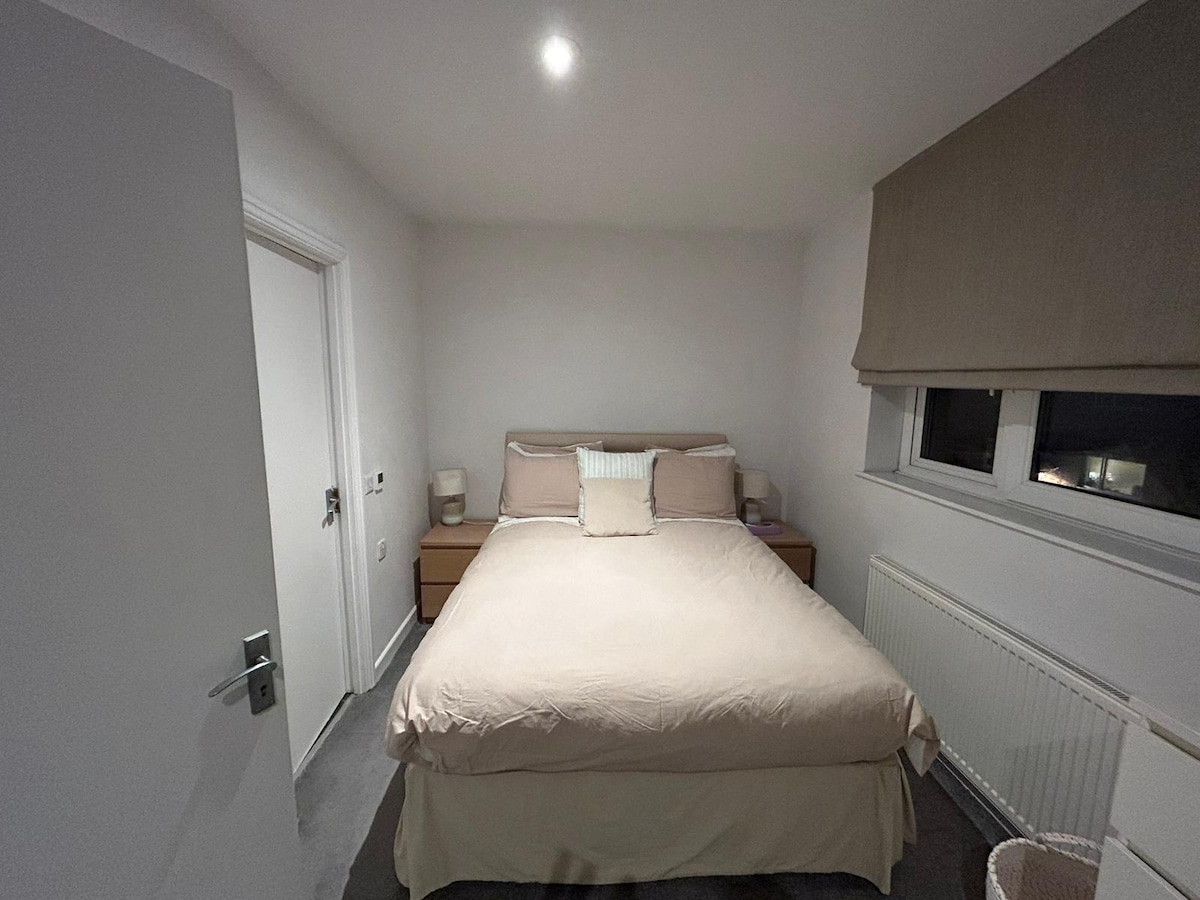 Druhá izba na hlavnom poschodí - má manželskú posteľ (king size - 150 cm).