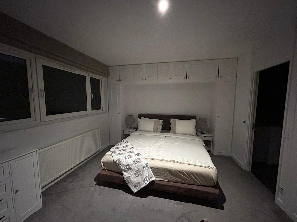 Hlavná spálňa (super veľká manželská posteľ - 180 cm)