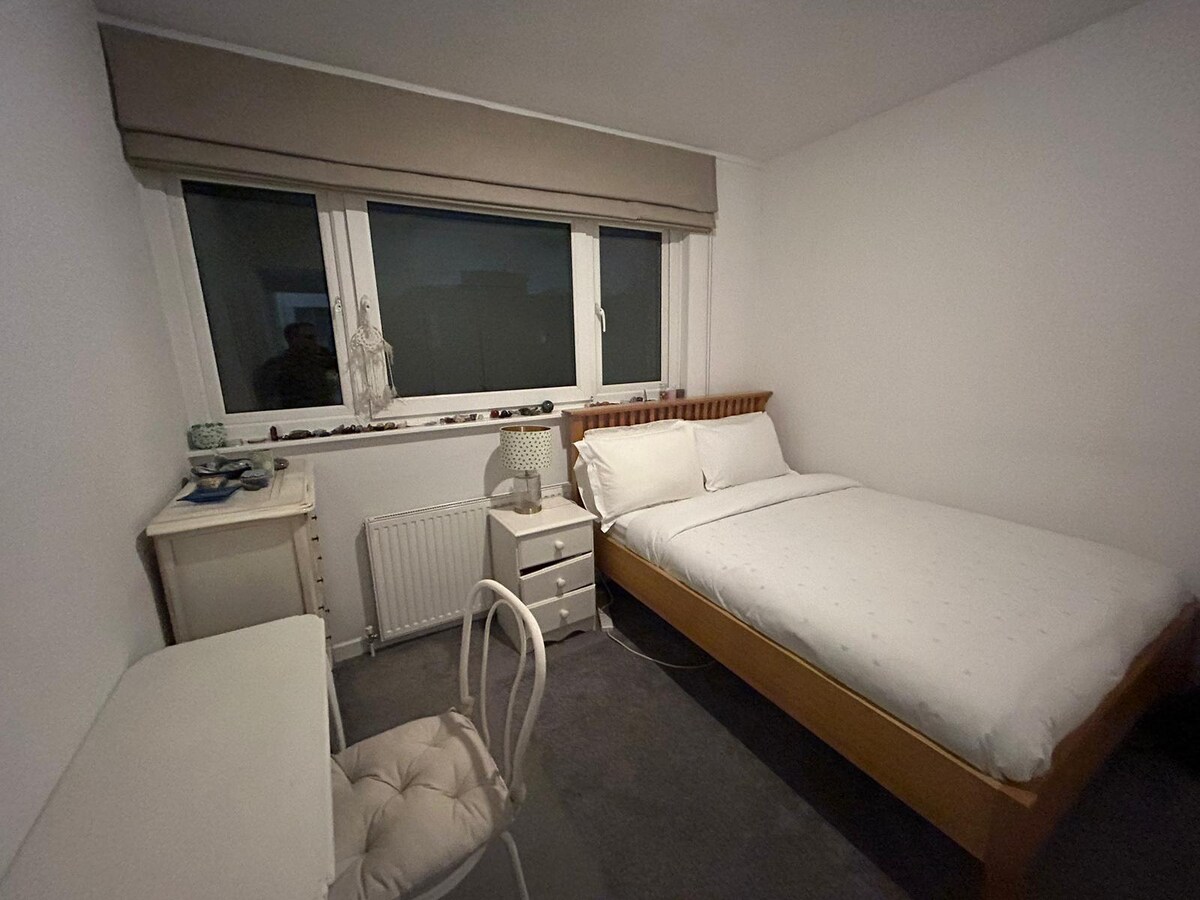 Stredná izba na najvyššom poschodí s manželskou posteľou (veľká manželská posteľ - 135 cm)