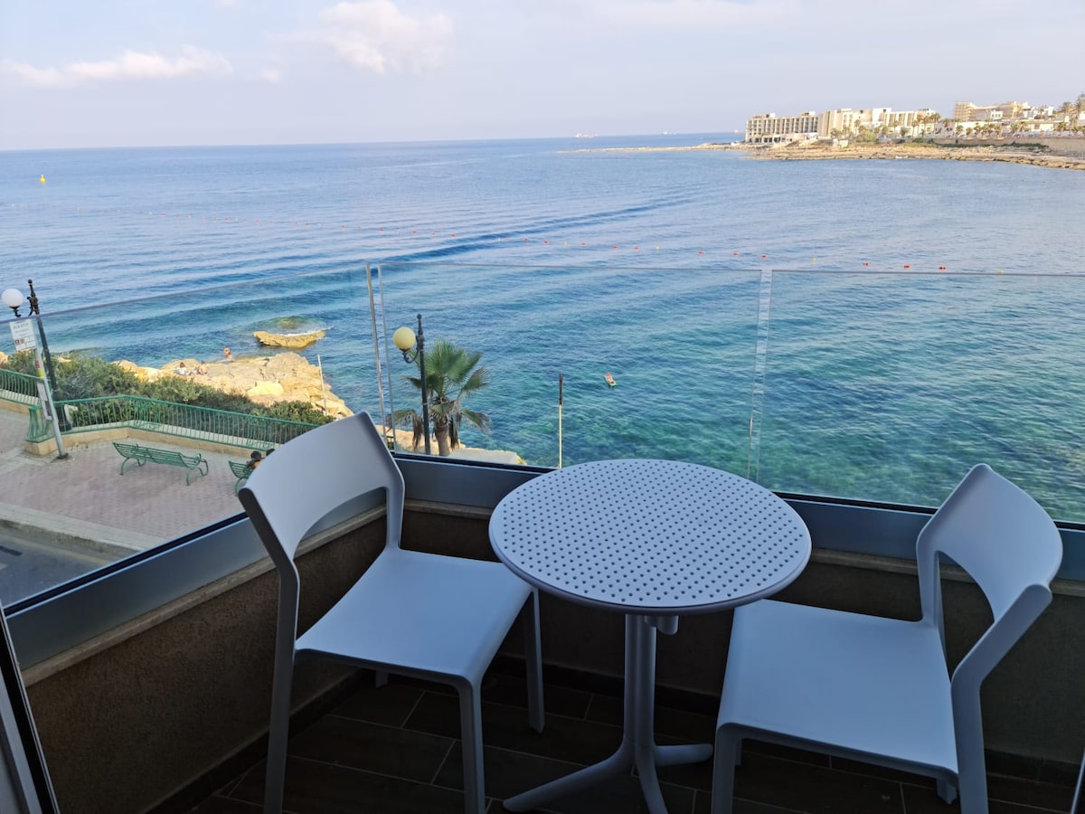 Modern, corner sea-front two-bedroom apartment