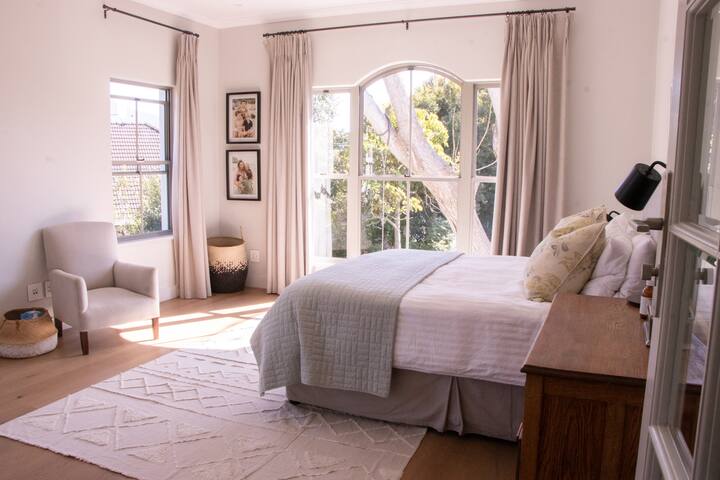 Family home in the suburbs gallery image 5