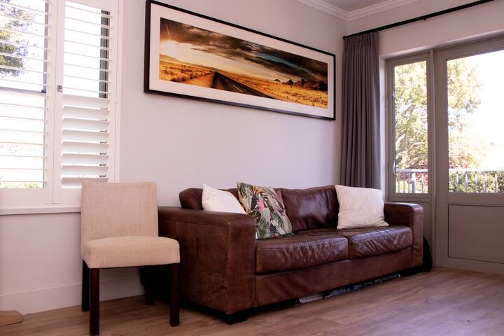 Family home in the suburbs gallery image 3