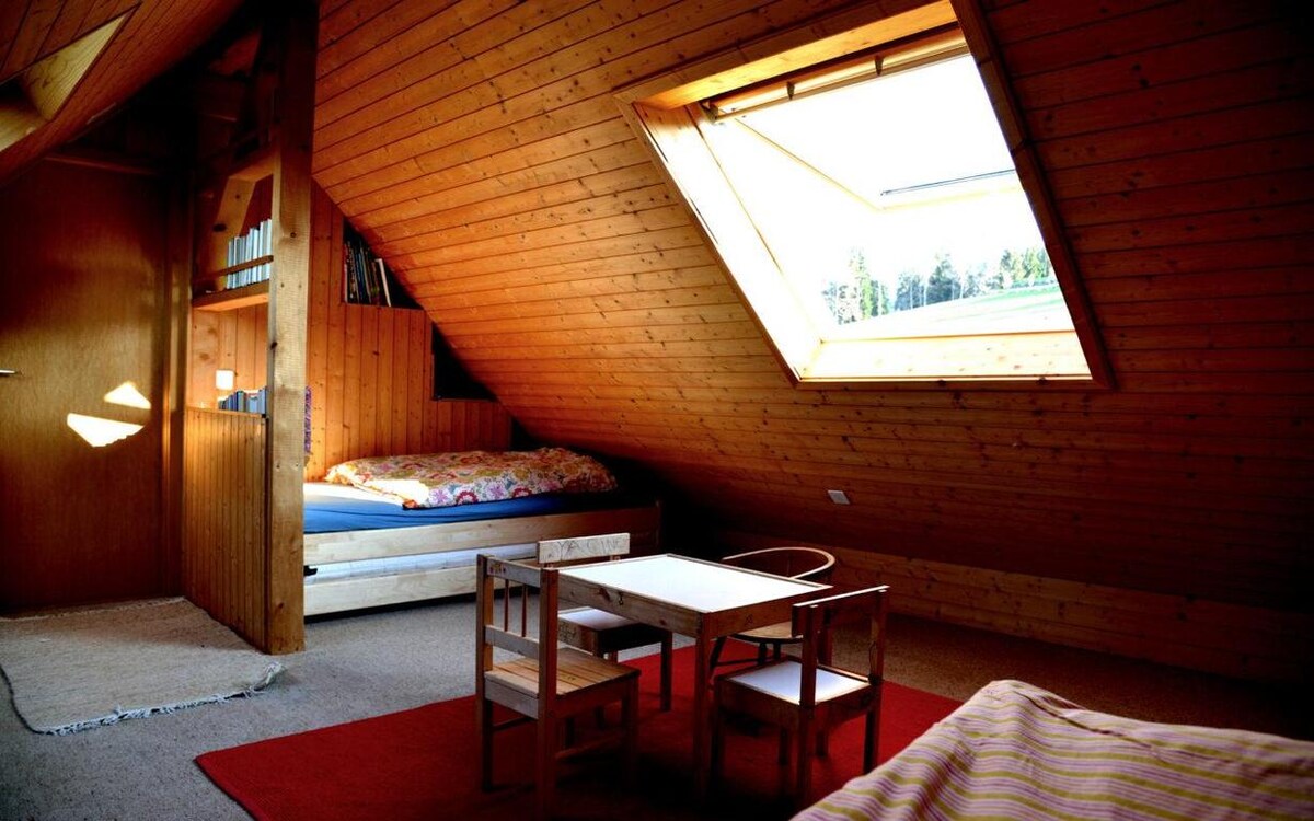 Paraíso infantil bajo techo. Dos tragaluces, uno con vista al lago. 4 camas individuales o 2 literas.