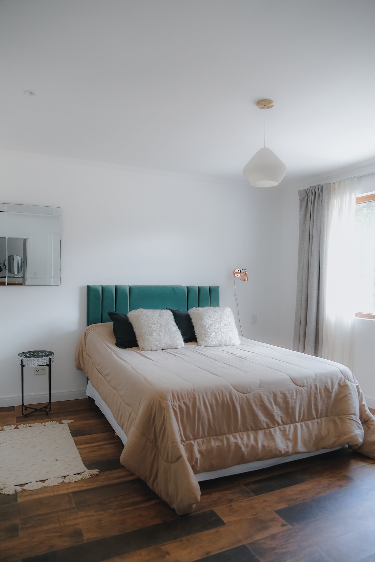 Izba je vybavená 2 a polmiestnou posteľou. 
Zdobené ružovou zálohou a nočnými stolíkmi.
Pridáva sa svetlo na čítanie a dostatok šatníka.