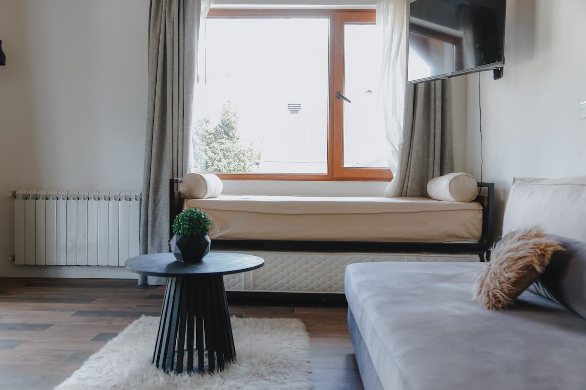 Obývacia izba je vedená veľkými oknami, dvojitým závesom s posteľnou bielizňou a gázou. 
Rozkladacia pohovka lemovaná plachtou s mäkkým tanierom s vysokou hustotou. 
Hniezdna posteľ s matracmi a posteľná bielizeň kategórie. 