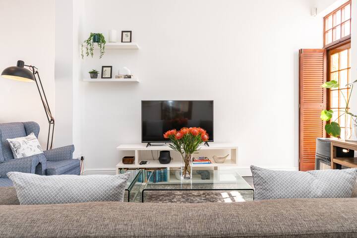 Stylish three bedrooms & pool in Sea Point gallery image 3