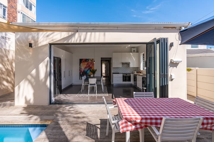 Stylish three bedrooms & pool in Sea Point